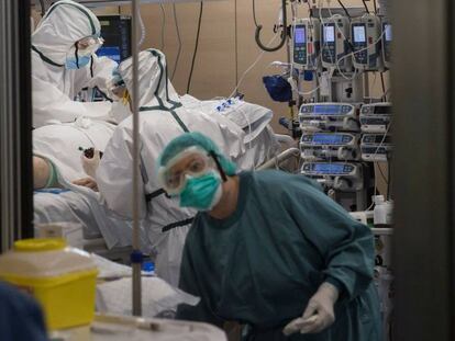 Diversos sanitaris atenen un pacient amb la covid-19 a la UCI de l'Hospital Vall d’Hebron de Barcelona.