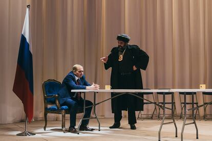 Juan Antonio Lumbreras y Paco Déniz, en otra escena de 'Fundamentalmente fantasías para la resistencia', de Alfredo Sanzol.