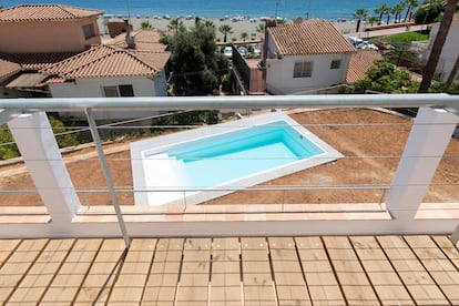 Con el jardín aún por terminar, esta vista incluye un balcón exterior, la piscina y la playa de Rincón de la Victoria, a poco más de cien metros.
