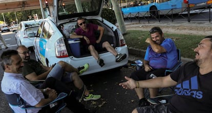 Varias taxistas charlan mientras bloquean el Paseo de la Castellana durante la huelga que mantienen para frenar el avance de Uber y Cabify.