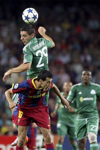 Sergio Busquets disputa un balón con Katsouranis durante el partido de ayer.