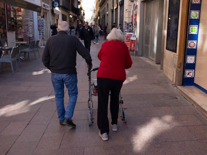 DVD1208(/04/2024). Sevilla. Personas mayores este martes en Sevilla. FOTO: PACO PUENTES (EL PAÍS).