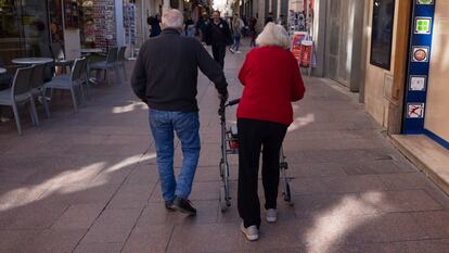 Una pareja paseaba por Sevilla el pasado mes de abril.