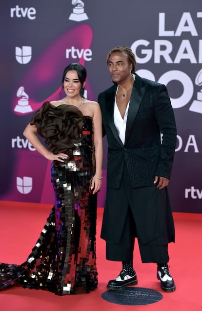 Beatriz Luengo y Yotuel Romero, fieles asistentes a la ceremonia de los Grammy Latinos a?o tras a?o, a su llegada a la alfombra roja.