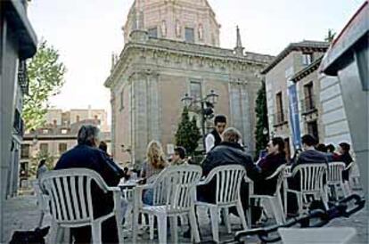 Terraza situada enfrente de la iglesia de San Andrés, en la plaza de los Carros.