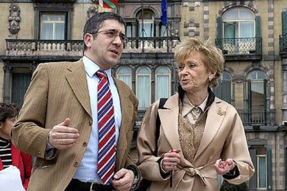 Fernández de la Vega pasea con el candidato a <i>lehendakari</i> Patxi López por la Plaza Moyúa de Bilbao.