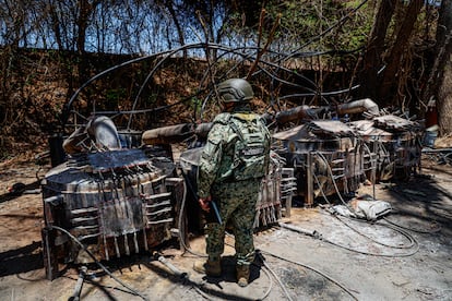 Un elemento del Ejército Mexicano durante el aseguramiento de un laboratorio clandestino en San Miguel de las Mesas, en la sierra de Culiacán, en junio de 2025.