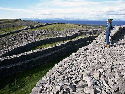 Las ruinas celtas de Dun Aengus, al borde de un acantilado de más de 90 metros de altura en la costa de Inishmore, la mayor de las tres islas de Aran.