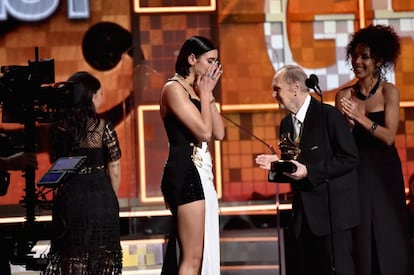 Dua Lipa recibe el Grammy a Mejor artista nuevo.