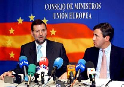 Mariano Rajoy y Ángel Acebes, durante la rueda de prensa posterior al Consejo de Ministros de la UE.