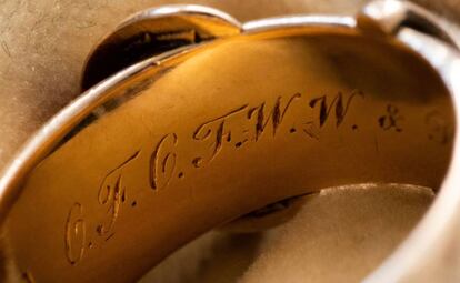 El anillo de Oscar Wilde recuperado por Arthur Brand.