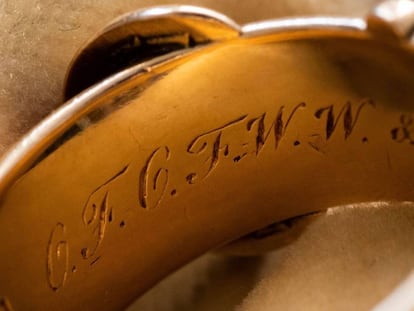 El anillo de Oscar Wilde recuperado por Arthur Brand.