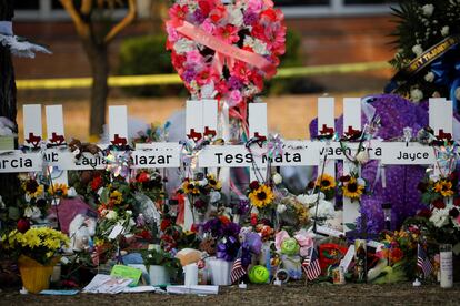 Flores, velas y fotos se dejan delante de cruces con los nombres de las víctimas del tiroteo de la escuela primaria Robb, en Uvalde, Texas, Estados Unidos.