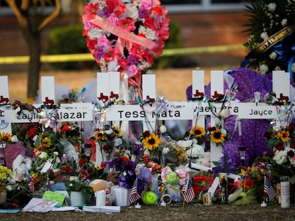 Flores, velas y fotos se dejan delante de cruces con los nombres de las víctimas del tiroteo de la escuela primaria Robb, en Uvalde, Texas, Estados Unidos.