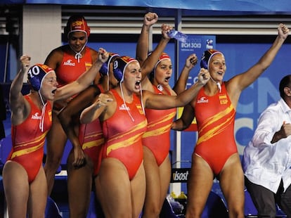 <strong> Las campeonas de Europa forman un equipo especial, lleno de valores como la humildad, la alegría y la constancia. </strong> <p> Por <b>Miki Oca. </b><p> Cuando se junta el grupo por primera vez, las chicas expresan su voluntad de construir un equipo de guerreras, de actitud ejemplar y espíritu ganador, que nunca se rinde. Para ello se comprometen a dar lo mejor de sí mismas al grupo y a afrontar las propias autolimitaciones. Y a hacerlo cada día. Construyen su propio camino, que recorren con determinación y confianza en lo que sienten. Pasan por momentos muy difíciles, pero su propósito es firme y continúan su camino. Se empujan en su voluntad y se guían por sus valores: humildad, alegría, constancia, generosidad, compañerismo, esfuerzo… Haciendo que este camino sea una experiencia que ilusiona, que se vive con ganas, con disfrute. Se entregan con valentía al reto de ser lo que han decidido ser. Y serlo en lo fácil y en lo difícil. Y cada paso que dan en esa dirección las reafirma como equipo de guerreras, de actitud ejemplar y espíritu ganador, que nunca se rinde. <p> <hr /> <p> <strong> Miki Oca es el seleccionador del equipo femenino de waterpolo de España. .</strong>