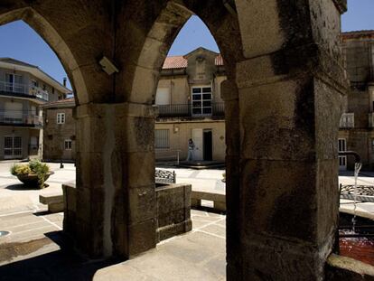 La plaza de la localidad orensana de San Cristovo de Cea, con el Ayuntamiento al fondo.