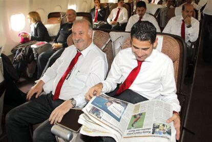 Vicente Del Bosque y Fernando Hierro en el avión de la selección .