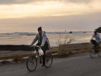 Los inmigrantes se desplazan en bicicleta entre los invernaderos de el Ejido.