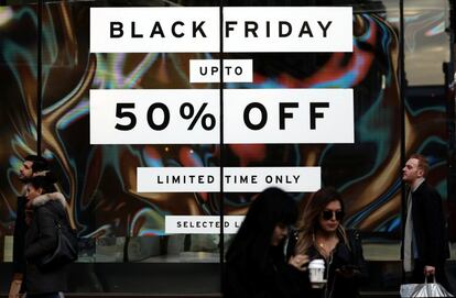 Cartel de Black Friday en el escaparate en Londres (Reino Unido).