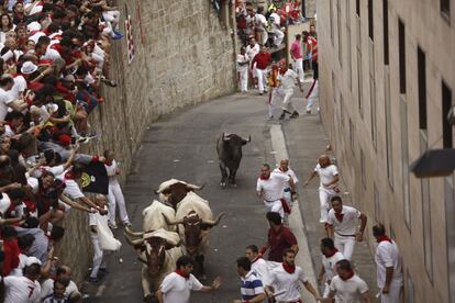 Un toro de la ganadería abulense de José Escolar se ha quedado a pocos metros del corral al comienzo del segundo encierro de los Sanfermines 2017, lo que ha ocasionado una carrera muy larga, de cuatro minutos, con al menos dos heridos por asta. En la imagen, el toro rezagado enfila la Cuesta de Santo Domingo camino de la Plaza.