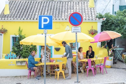 Una terraza en una de las calles de Burgau.