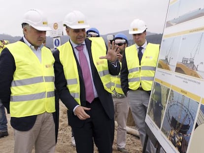 El ministro de Fomento y portavoz del Gobierno, José Blanco (i), durante su visita a las obras del viaducto del Ulla en Catoira (Pontevedra).