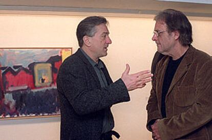 Robert De Niro charla con Luis Eduardo Aute durante la presentación de la exposición de su padre en Madrid.