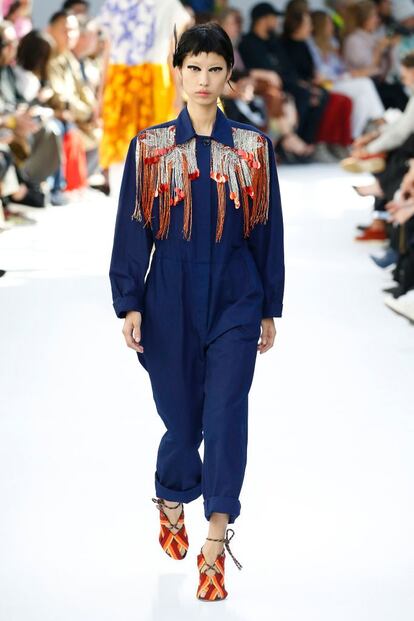 La moda también vuelve de forma reincidente al mono de trabajo en sus colecciones. Esta fue la versión de Dries Van Noten en su colección primavera 2019.