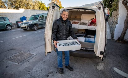 José Manuel Aguilar, vende pescado fresco en su furgoneta en el pueblo granadino de Lecrín.