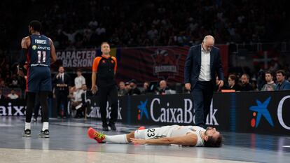 Sergio Llull (23) en el suelo durante el partido contra el Baskonia en el Fernando Buesa Arena este martes.