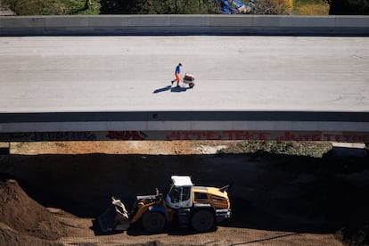 Un obrero trabaja en la construcción de una autovía en Berlín.