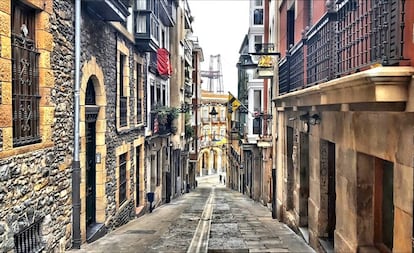 Portugalete es el único municipio de la margen izquierda de la ría que cuenta con un casco antiguo de piedra. Por sus calles estrechas y adoquinadas pasean cada año casi 130.000 viajeros.