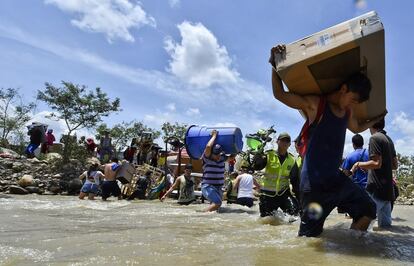 La crisis abierta por el presidente Venezolano, Nicolás Maduro, al decretar el estado de excepción y cerrar parte de la frontera con Colombia se ha vuelto un problema político para su homólogo Juan Manuel Santos.