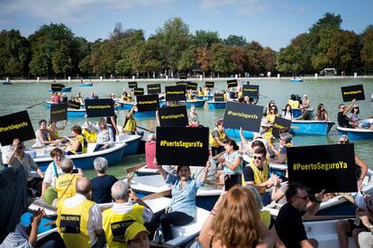 Miembros de Amnistía Internacional, subidos en las barcas del Estanque del Parque de El Retiro, en un acto este martes para pedir a los gobiernos europeos un "Puerto Seguro Ya", en apoyo a los barcos de las ONG que esperan desembarcar a las personas rescatadas en el Mediterráneo.