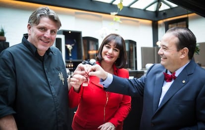 De izquierda a derecha, el chef Jonnie Boer y su esposa Thérèse, con el empresario salmantino José Gómez.