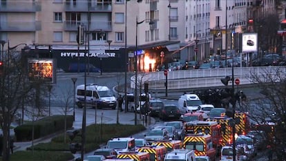 Em 9 de janeiro, um cúmplice entrou em cena. Durante um sequestro de reféns no supermercado Hyper Cacher, na periferia da capital francesa, Amedy Coulibaly atacou a comunidade judaica e matou quatro pessoas antes de ser morto pela polícia. No dia anterior, ele havia matado um guarda municipal em Montrouge, Paris.