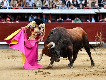 Una de las verónicas de Diego Urdiales a su primer toro.