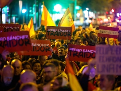 Protestas frente a la sede del PSOE en la calle de Ferraz, en Madrid, el viernes.