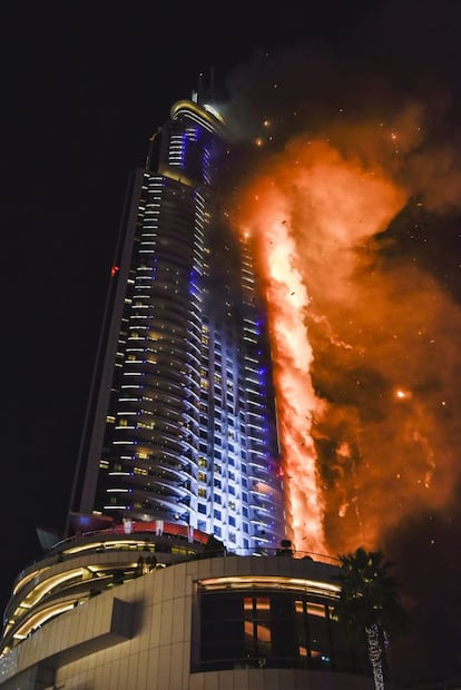Las llamas han provocado que algunos fragmentos del hotel se desprendieran sobre la calle.