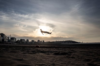 Piruetas en la playa de San Lorenzo, en Gijn (mayo de 2020).