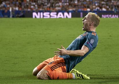 Van de Beek celebra un gol contra el Valencia en Mestalla.