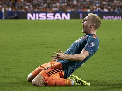 Van de Beek celebra un gol contra el Valencia en Mestalla.