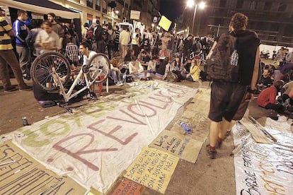 Los acampados en la Puerta del Sol van creciendo y organizando su día a día en la calle a través de las comisiones. Lonas a modo de techo, mesas de palés, pancartas, puestos delimitados, colchones y hasta sofás para hacer de la plaza un lugar más habitable.