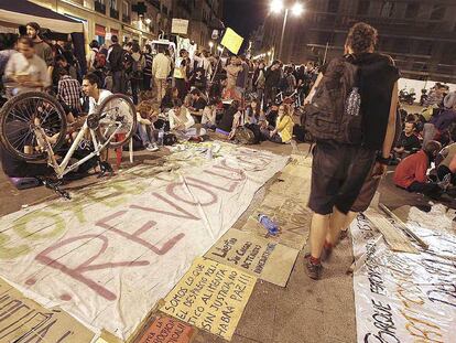 Los acampados en la Puerta del Sol van creciendo y organizando su día a día en la calle a través de las comisiones. Lonas a modo de techo, mesas de palés, pancartas, puestos delimitados, colchones y hasta sofás para hacer de la plaza un lugar más habitable.