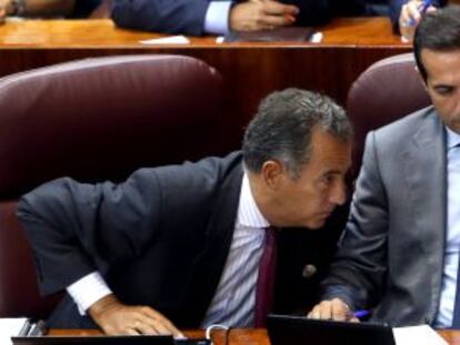 El consejero de Hacienda de Madrid, Enrique Ossorio, charla con el presidente madrileño, Ignacio González, en la Asamblea de Madrid.