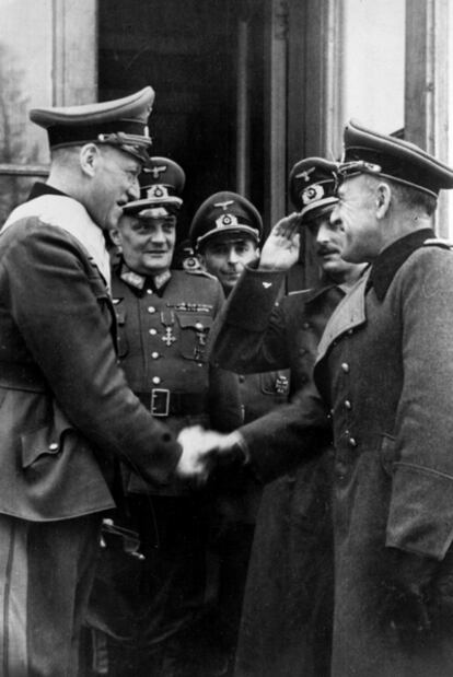 El general Esteban-Infantes (derecha), jefe de la División Azul, con altos mandos militares alemanes en febrero de 1943