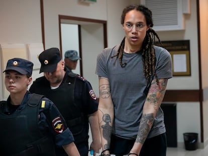 Brittney Griner sale escoltada de su prisión en Rusia.