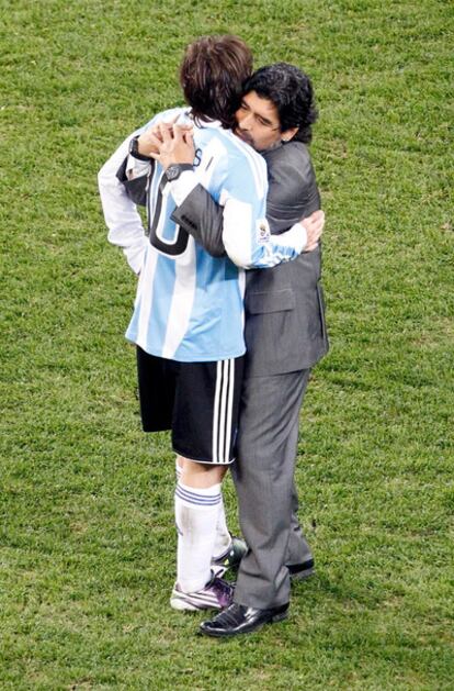 Diego Armando Maradona consuela a Lionel Messi tras el final del partido y la eleminación de Argentina del Mundial.