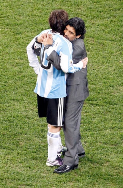 Diego Armando Maradona consuela a Lionel Messi tras el final del partido y la eleminación de Argentina del Mundial.