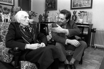 Julio Anguita visita a Dolores Ibarruri 'La Pasionaria' en su vivienda de Madrid, en 1988.